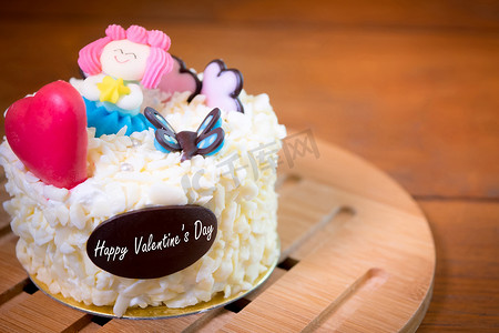 爱情观摄影照片_爱情观：情人节蛋糕用心和可爱的装饰。