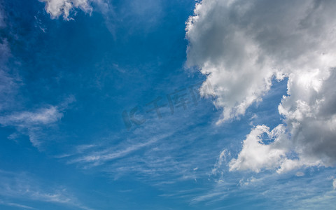 蓝色夏日天空上的灰色云