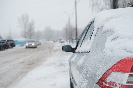 道路上被雪覆盖的车辆。