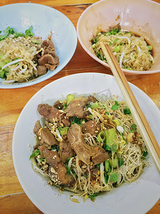 猪肉面菜单摄影照片_著名的泰式菜单泰式船面配猪肉碗。