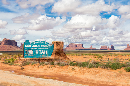 犹他州纪念碑谷圣胡安县沙漠中的欢迎标志。