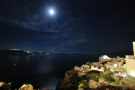 村庄夜景摄影照片_希腊圣托里尼岛传统希腊村庄伊亚的日落夜景。