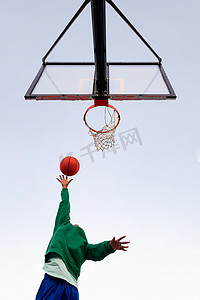 筐摄影照片_从下面看篮球筐投篮的女人