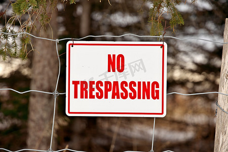 乡村环境中铁丝栅栏上张贴禁止侵入标志
