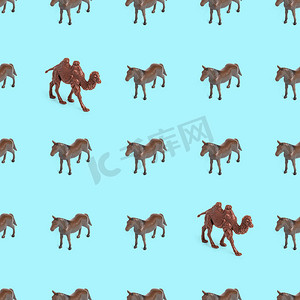 蓝色背景上的玩具马和骆驼的无缝图案照片。