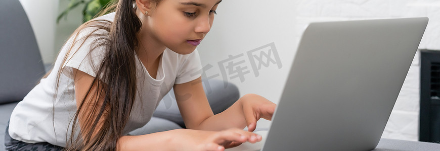 用电脑学习的小女孩，用笔记本电脑在线学习的小女孩。
