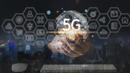 商人之手。全球网络连接 5G 与图标概念、技术网络无线系统和物联网、未来出现的新技术。