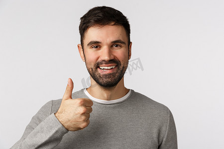 特写镜头可靠和高兴的微笑，快乐的男人，留着灰色毛衣的胡子，竖起大拇指给予认可，喜欢或推荐公司服务，认为一切都很好，留下积极的反馈