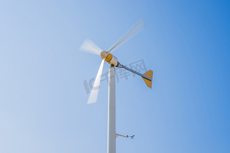 可持续资源摄影照片_风力涡轮机发电与蓝天-节能概念