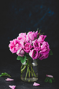 红丝带条幅摄影照片_花瓶里的小粉红花园玫瑰