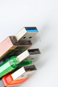 银闪背景摄影照片_带有银蓝色连接器的黑色 USB 闪存驱动器的详细视图。