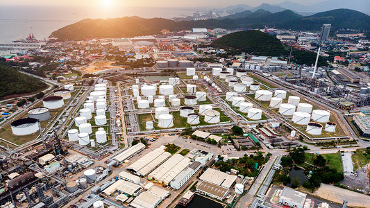 关于正能量的好段摄影照片_炼油厂、石油工业在日落时的鸟瞰图。