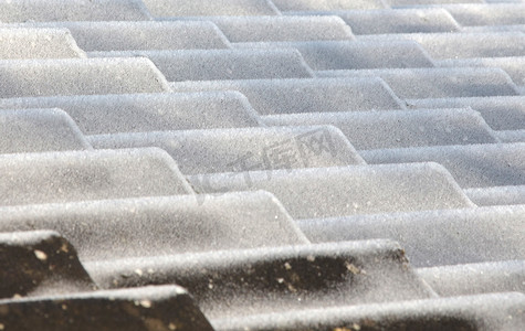 屋顶上覆盖着冰晶