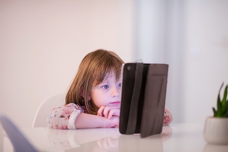 孩子玩数字平板电脑