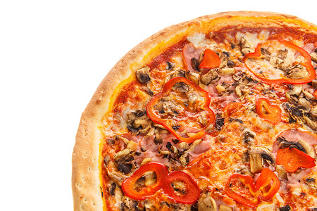 美味经典意大利比萨饼的碎片，配火腿、蔬菜、蘑菇和奶酪