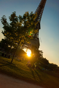 埃菲尔铁塔游览埃菲尔蓝天钢结构在傍晚的阳光下