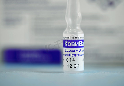 装有俄罗斯新型冠状病毒 SARS-CoV-2 疫苗 CoviVac 的盒子和安瓿。 