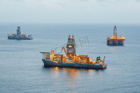 海上燃气船摄影照片_带照明的海上石油平台和天然气钻井船