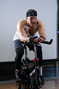 俄罗斯，莫斯科 - 2022年4月9日：骑自行车的胡须自行车腿生活方式健康健身锻炼，下午锻炼形状和设备日，肌肉发达的成人。