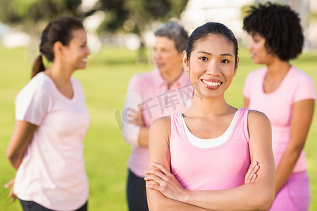 穿粉色衣服的女人摄影照片_因患乳腺癌而在朋友面前微笑着穿粉色衣服的女人