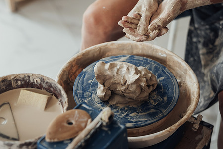 陶艺大师在工作，陶轮上的一堆粘土