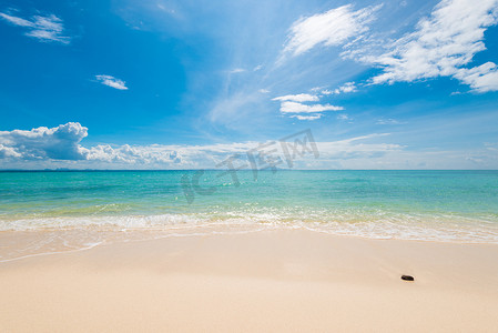 安达玛斯南海蔚蓝的海水、细细的沙子和美丽的云彩