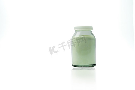 透明玻璃瓶中的绿色柠檬味泡腾粉末，带有空白标签和白色背景上隔离的复制空间。