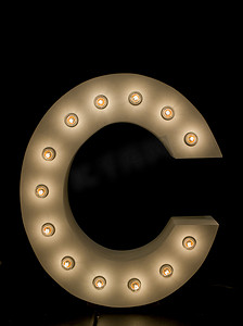 现代照明“C”字母隔离在黑色背景上