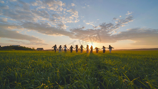 夏天，十一个性格开朗的女孩手牵着手穿过田野跑去参加聚会。