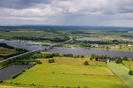 拉脱维亚 Lielupe 河大桥的鸟瞰图。