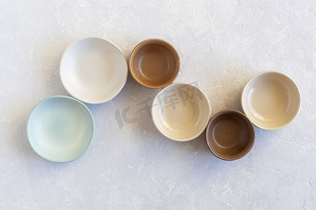 s形摄影照片_S形空陶瓷碗，色彩柔和，顶视图
