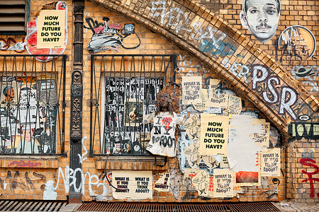贫民区，墙壁上画满了涂鸦，窗户在铁栅后面。