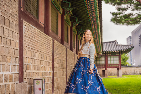 身着韩服的年轻白人女游客在景福宫。