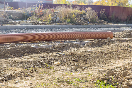 道路改造期间铺设地下污水管的准备工作