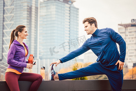 运动夫妇在城市锻炼身体以增强体质