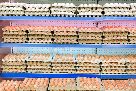 超市货架上各种品牌的鸡蛋包装