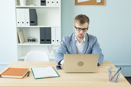 商业、技术和人的概念 — 在办公室用笔记本电脑工作的帅哥