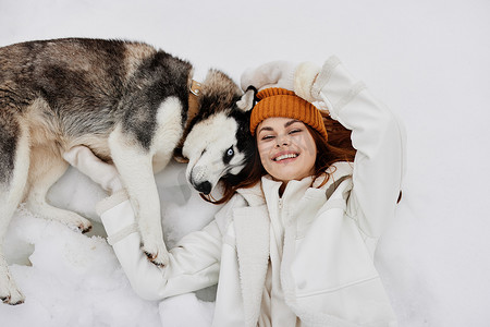 女人冬装在雪地里遛狗生活方式