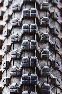 自行车车轮和轮胎关闭在胎面摘要上。