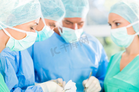 医疗队摄影照片_外科医生在手术室给病人做手术