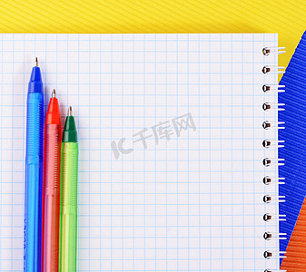 彩色笔在纸上与笔记本