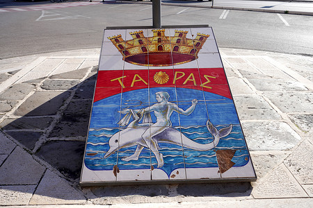 古代徽章摄影照片_意大利普利亚大区塔兰托市的 TARAS 徽章