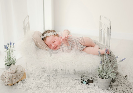 睡觉婴儿摄影照片_刚出生的女婴肖像