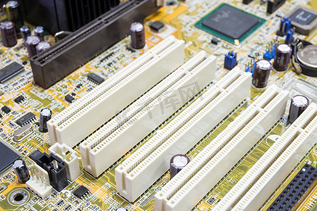 PC 主板上的 PCI 连接器插槽