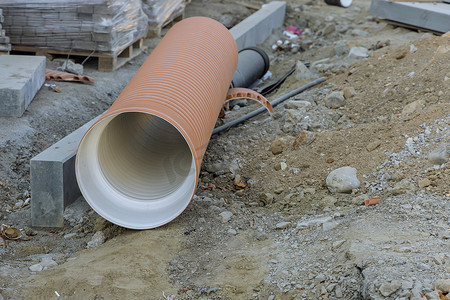 等待安装的城市污水系统塑料管道的安装