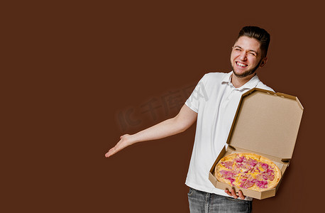 餐厅提供在线披萨安全送货服务。