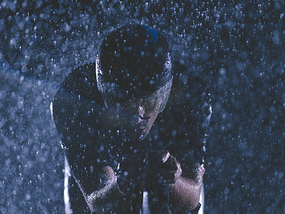 铁人三项运动员在雨夜骑自行车