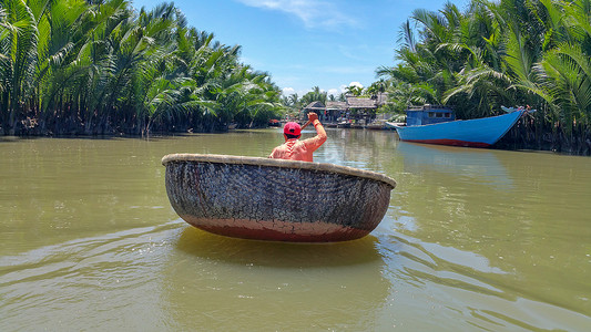 越南会安 Cam Thanh 村在 De Vong 河上乘坐圆形竹小舟篮船之旅