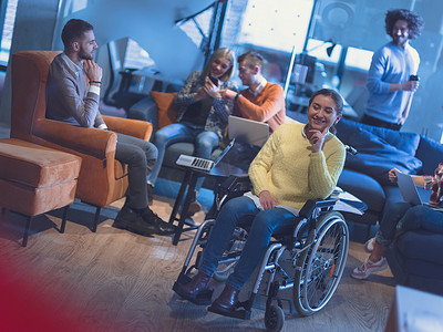 办公室多元化业务团队面前坐在轮椅上的残疾女商人的肖像