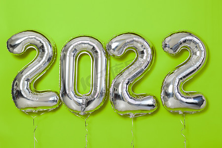 新年新年海报摄影照片_气球号2022年圣诞节或新年节日绿色背景